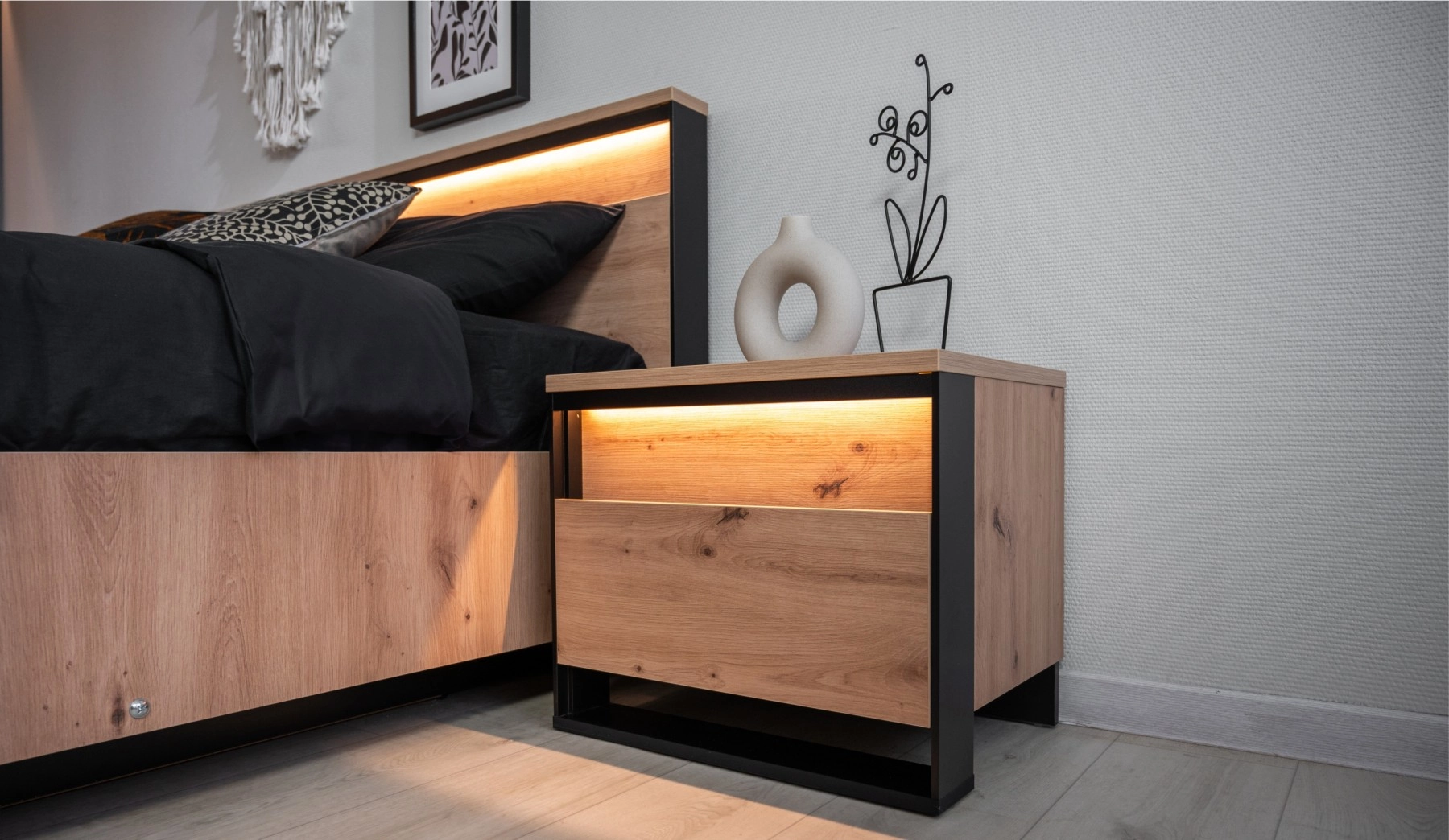 "Тринити спальня" Кровать 160 без основания под матрас+LED (8 Вт) без блока пита, Дуб онтарио/черный - купить недорого с доставкой | Каталог Громада и Мебельвилль
